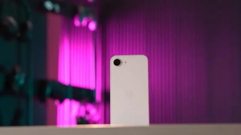 Apple iPhone 16e  2025